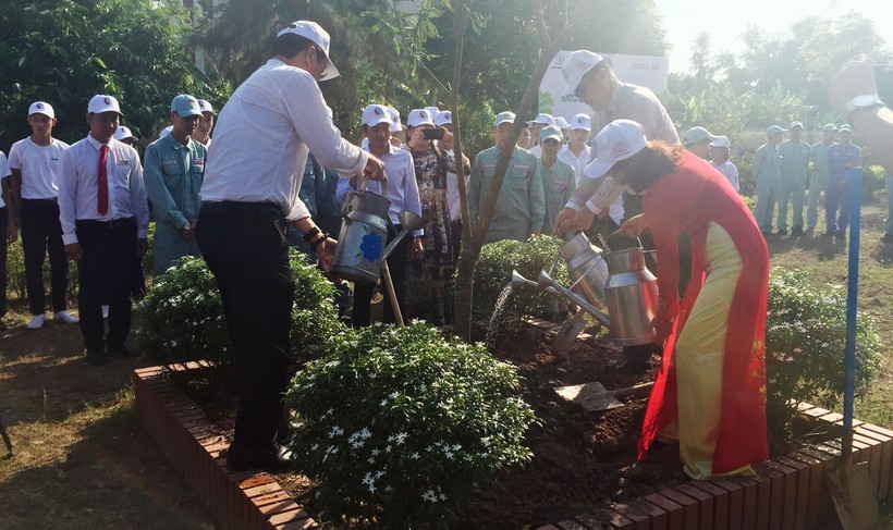 Các đại biểu trồng cây lưu niệm tại Lễ phát động chương trình “Toyota chung tay xanh hóa học đường”