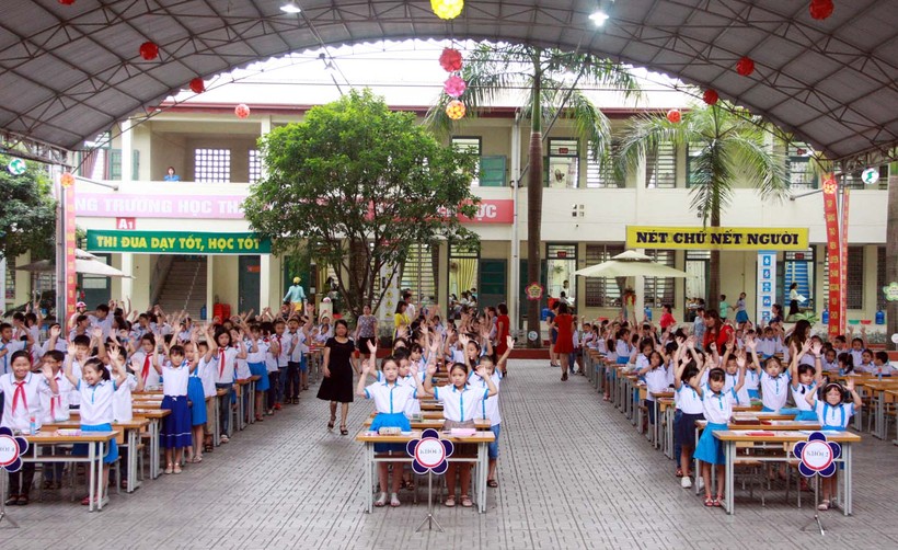 Các em học sinh trường Tiểu học ĐInh Tiên Hoàng chuẩn bị bước vào cuộc thi
