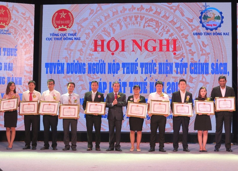 Ông Nguyễn Quốc Hùng, Phó chủ tịch UBND tỉnh Đồng Nai trao Bằng khen cho đại diện Nestlé Việt Nam và các doanh nghiệp, cá nhân khác