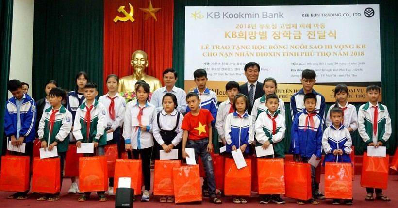Các em học sinh nhận học bổng của Công ty TNHH Kee Eun
