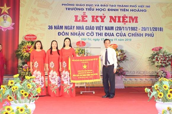 Thừa ủy quyền của Thủ tướng Chính phủ, ông Nguyễn Huy Hoàng, Bí thư Thành ủy Việt Trì trao Cờ Thi đua cho nhà trường