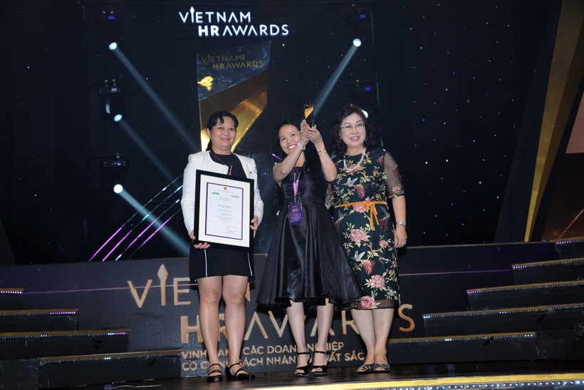 Bà Trương Bích Đào, Giám đốc Nhân sự Nestlé Việt Nam (bìa trái) nhận giải thưởng từ Ban tổ chức