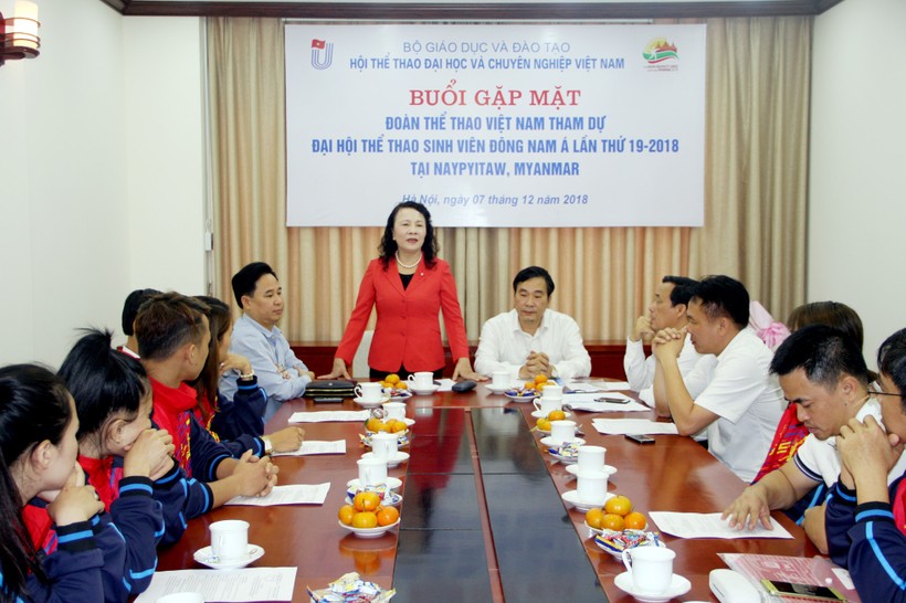 Thứ trưởng Bộ GD&ĐT - Chủ tịch Hội thể thao Đại học và Chuyên nghiệp Việt Nam Nguyễn Thị Nghĩa phát biểu tại buổi gặp mặt