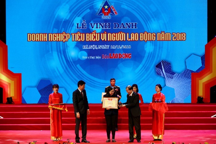 Ban tổ chức trao Bằng khen "Doanh nghiệp tiêu biểu vì Người lao động" cho đại diện Nestlé Việt Nam