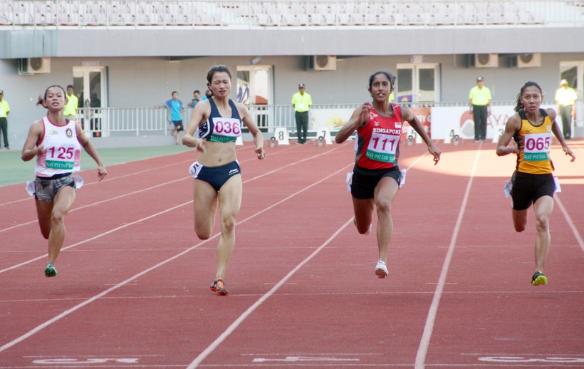Tuy là vận động viên chuyên nghiệp, nhưng Nguyễn Thị Oanh (số đeo 036) chỉ giành huy chương đồng ở nội dung 100m.
