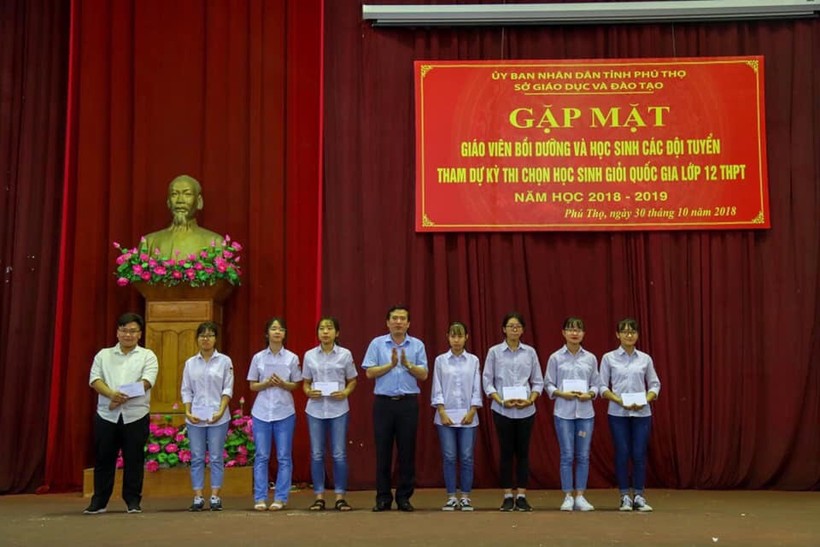 Lãnh đạo Sở GD&ĐT Phú Thọ gặp mặt đội tuyển học sinh giỏi quốc gia môn Sinh (Nga thứ 4 bên phải)