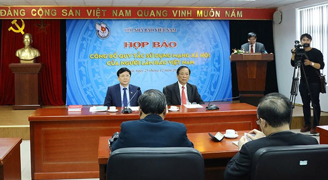 Ông Hồ Quang Lơi chủ trì buổi công bố Quy tắc sử dụng mạng xã hội của người làm báo Việt Nam