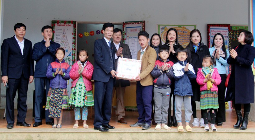 Ông Phùng Quốc Lập - Phó Giám đốc Sở GD&ĐT Phú Thọ cùng các thành viên CLB tặng quà cho các giáo viên và học sinh tại điểm trường Mỹ Á