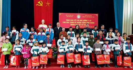 Đại diện Hội khuyến học Phú Thọ trao quà cho giáo viên và các em học sinh có khoàn cảnh khó khăn