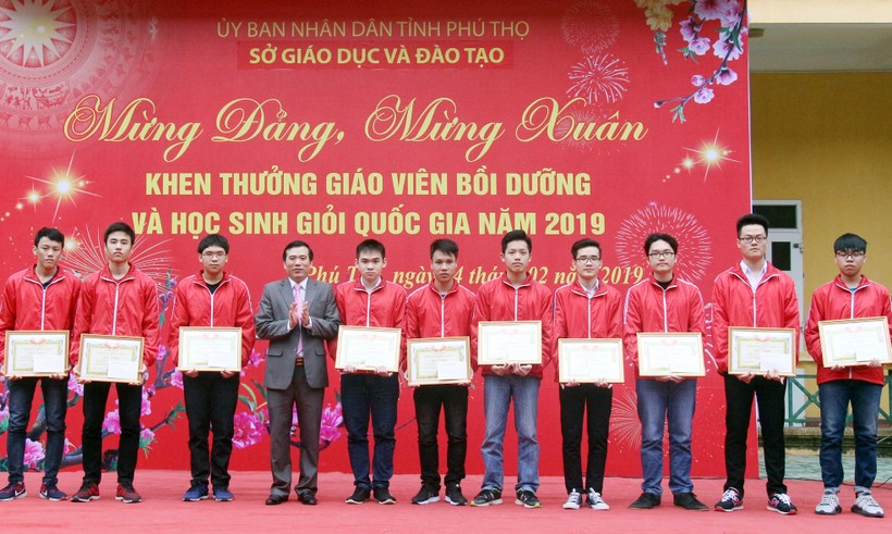 Ông Nguyễn Minh Tường - Giám đốc Sở GD&ĐT trao thưởng cho các em học sinh đoạt giải