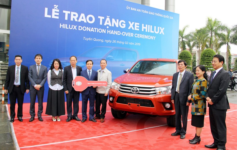 Đại diện Ủy ban ATGT Quốc gia và Toyota Việt Nam trao tặng xe cho Ban ATGT tỉnh Tuyên Quang