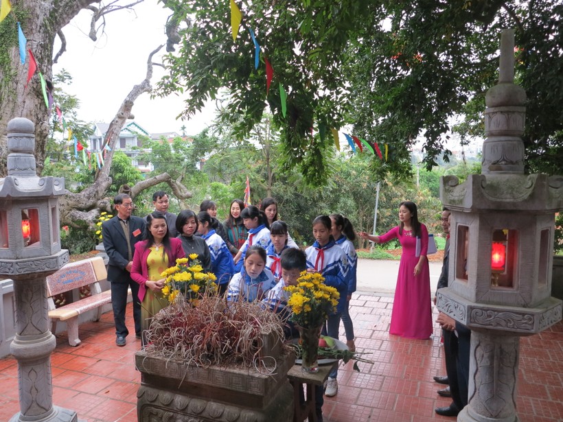 Các em học sinh được giáo viên giới thiệu vị trí và thắp hương tại Đền Thiên Cổ