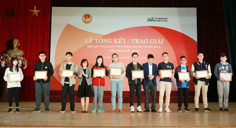 Đại diện BTC trao giải tại cuộc thi