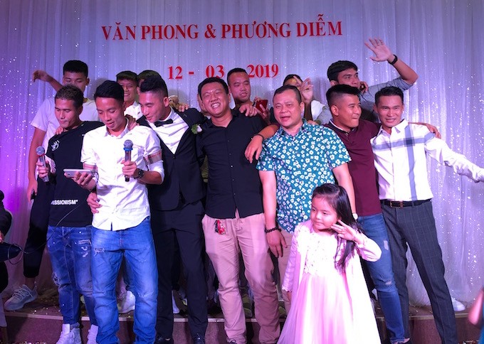 Cầu thủ Sài Gòn FC ca hát tưng bừng mừng đám cưới thủ môn Văn Phong