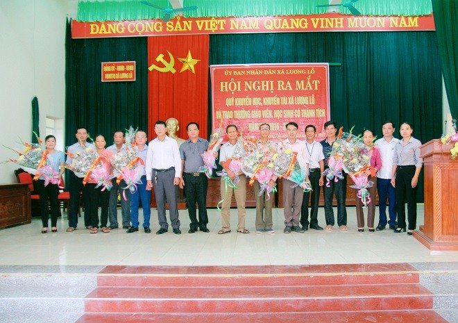Các đại biểu ra mắt quỹ Khuyến học xã Lương Lỗ