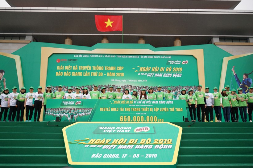Hơn 10.000 giáo viên và học sinh Bắc Giang tham gia Ngày hội đi bộ