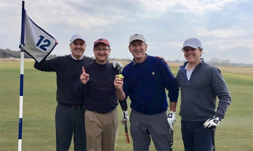 Cựu Tổng thống Bush (thứ ba từ trái sang) và những người bạn trên sân golf Trinity Forest.