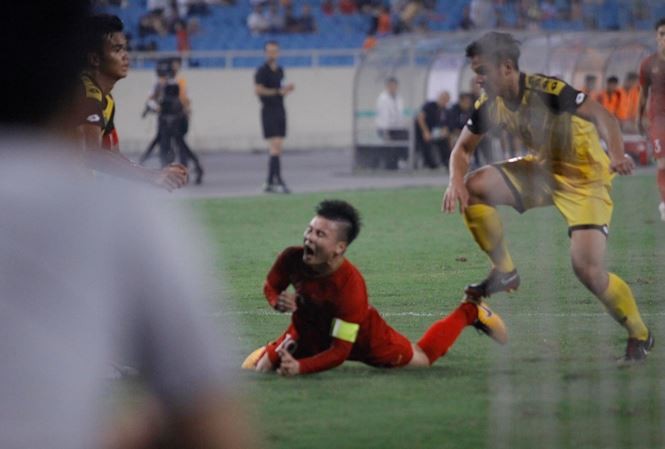 Tình huống phạm lỗi dẫn tới thẻ đỏ của cầu thủ U23 Brunei