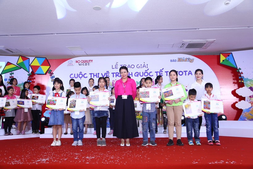 Bà Đỗ Thu Hoàng – Phó Tổng Giám đốc TMV trao giải thưởng cho các em học sinh đạt giải