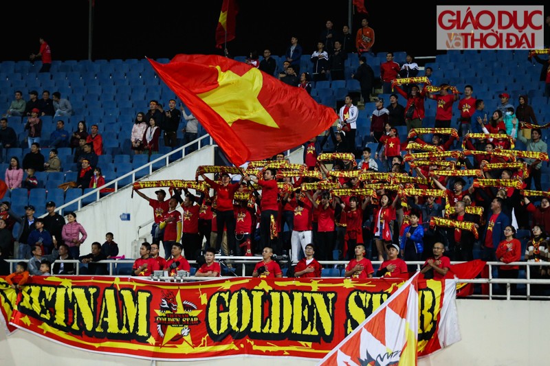 Niềm vui sướng của cổ động viên Việt Nam sau bàn thắng ở phút bù giờ cuối cùng của Việt Hưng. 