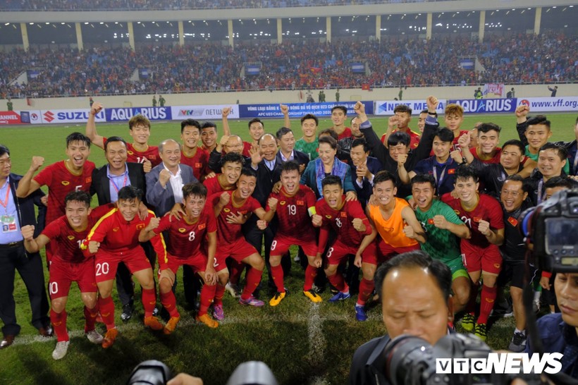 Thủ tướng cùng Chủ tịch Quốc hội xuống sân chúc mừng tập thể U23 Việt Nam.