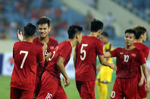 Cầu thủ U23 VN ăn mừng bàn thắng trong trận đấu với U23 Brunei mà không có tên trên áo