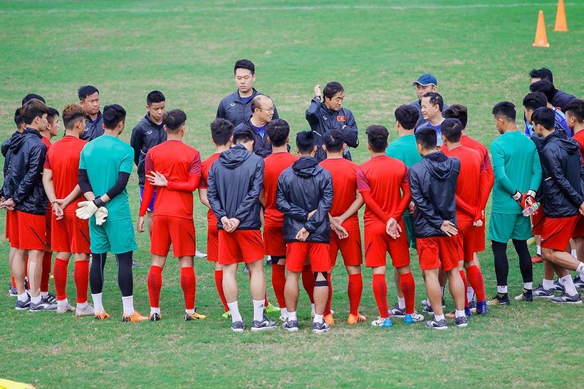 Trước khi bước vào tập luyện, HLV Park Hang Seo đã có cuộc trao đổi ngắn với các cầu thủ