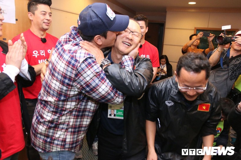 Người hùng World Cup Ahn Jung Hwan chúc mừng HLV trưởng Park Hang Seo