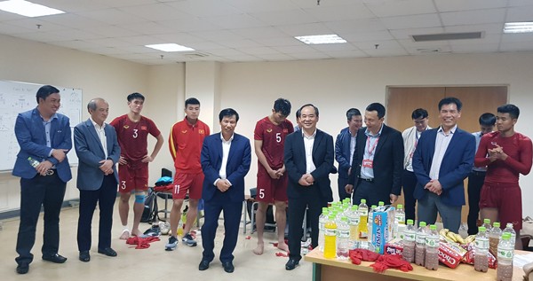 Bộ trưởng Nguyễn Ngọc Thiện và các lãnh đạo Tổng cục TDTT, VFF chúc mừng U23 Việt Nam trong phòng thay đồ.