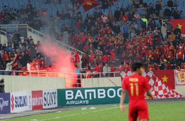 CĐV quá khích đốt pháo sáng trên khán đài trong trận đấu với U23 Indonesia và U23 Thái Lan