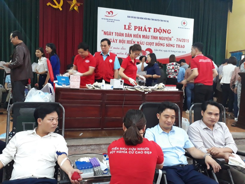 Gần 500 CBQL,GV, NV ngành GD&ĐT huyện Cẩm Khê tham gia hiến máu.