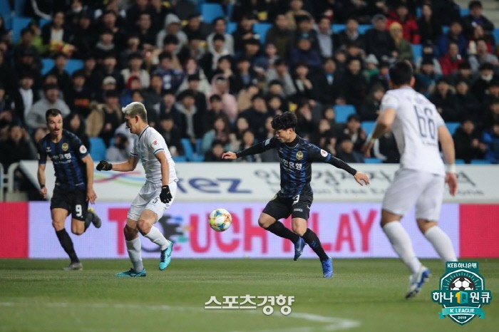 Công Phượng chơi rất nỗ lực trong lần đầu tiên đá chính ở Incheon United