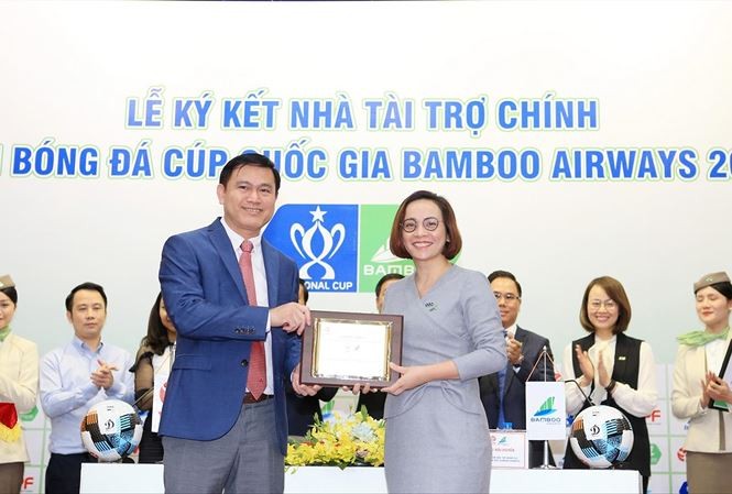 Chủ tịch VPF Trần Anh Tú và đại diện nhà tài trợ Bamboo Airways với bản hợp đồng tài trợ cho Cúp Quốc gia 2019