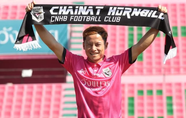 Tiền đạo Soukaphone Vongchiengkham hạnh phúc sau khi có được bàn thắng đầu tiên ở Thai-League