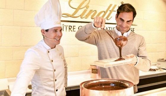 Roger Federer dành thời gian nghỉ ngơi thăm một cửa hàng chocolate của Lindt, nhãn hàng mà anh làm Đại sứ thương hiệu.