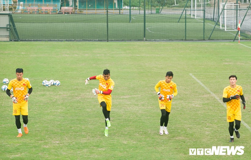 Văn Toản (ngoài cùng bên trái) trong màu áo U23 Việt Nam