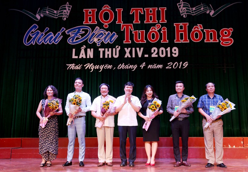 Ông Phạm Việt Đức - Giám đốc Sở GD&ĐT Thái Nguyên tặng hoa Ban giám khảo