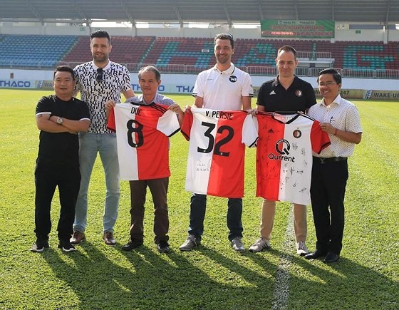 Đai diện đội bóng Hà Lan trao tặng áo thi đấu của CLB cho bầu Đức và GĐĐH Nguyễn Tấn Anh