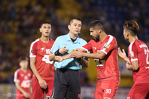 Các cầu thủ Bình Dương phàn nàn với trọng tài sau khi nhận bàn thua trong trận đấu với Viettel ở vòng 4