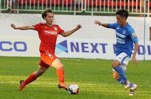 Nguyễn Văn Toàn ghi hai bàn thắng trong trận đấu HAGL thắng Quảng Ninh 3-2 trên sân Pleiku ngày 13/4.