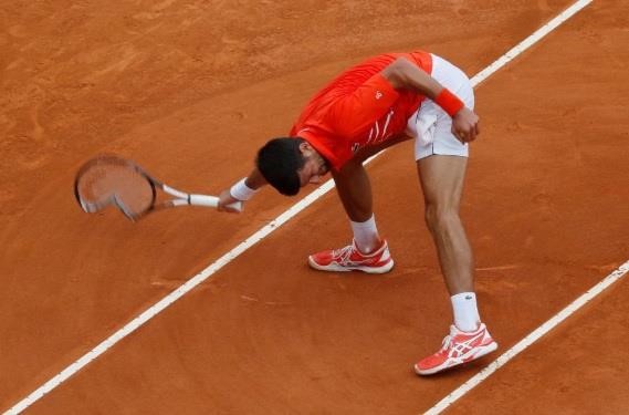 Djokovic tức giận đập vợt trong trận đấu