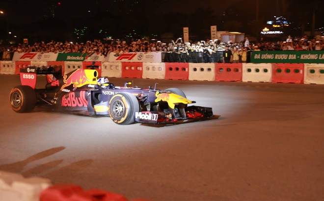 Cận cảnh chiếc xe F1 đầu tiên lăn bánh trên đường đua Grand Prix Việt Nam
