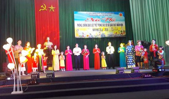 Đại diện Sở GD&ĐT và UBND huyện Thanh Ba tặng hoa cho các đội thi