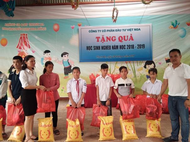 Đại diện nhà tài trợ trao quà cho các em học sinh nghèo huyện Thanh Ba