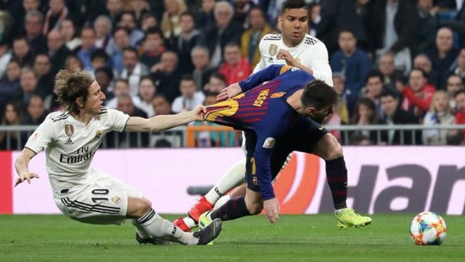 Thế giới đau đầu suốt chục năm qua với câu hỏi: Làm cách nào để ngăn được Messi?