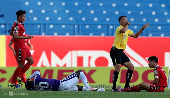 Tình huống diễn ra ở đầu trận đấu trên sân Gò Đậu, tại vòng 8 V-League 2019. Sau pha va chạm mạnh với Pape Omar bên phía Hà Nội, Thiện Đức ngồi trợn mắt vì bị choáng và có dấu hiệu mất kiểm soát.