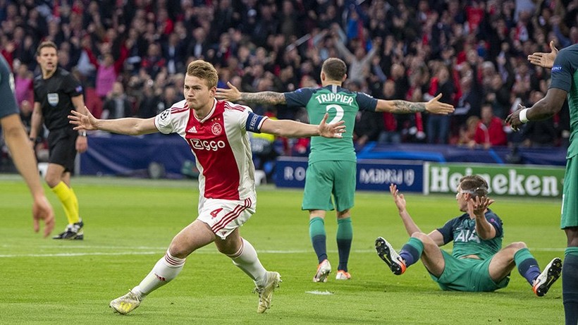 Ajax ghi 2 bàn ngay trong hiệp 1