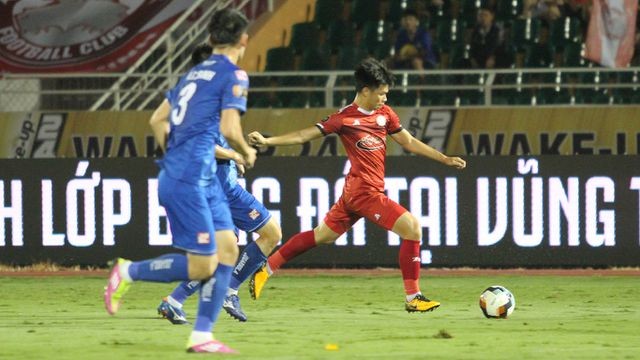 CLB TPHCM và Quảng Nam có trận đấu gây cấn ở sân Thống Nhất.