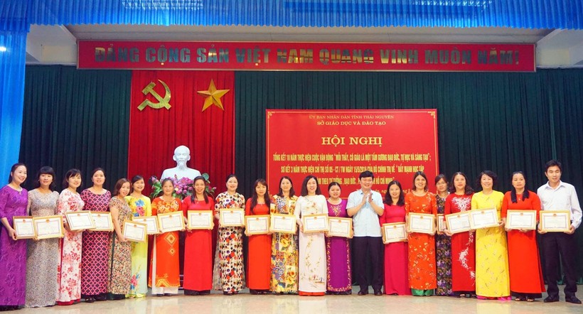 Các tập thể, cá nhân có thành tích xuất sắc trong cuộc vận động nhận Bằng khen của của Công đoàn Giáo dục Việt Nam.