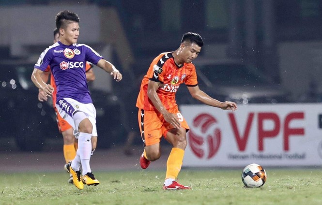 Quang Hải (trái), Đức Chinh nhận mức lương trung bình tại V-League.